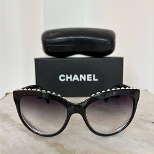 CHANEL Black gradient Sunglasses with Pearl Accents